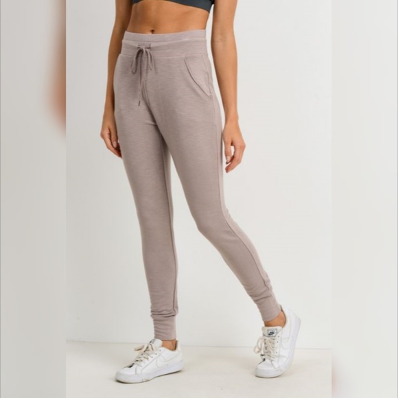 Highwaist Slim-Fit Cuffed Joggers-Almond - Picture 3 of 7